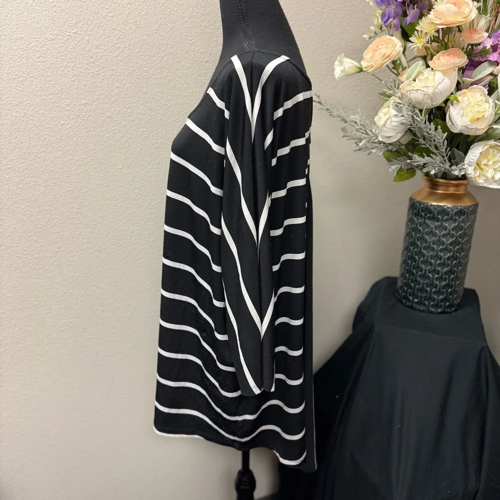 Cato Woman 22/24W Black White Striped Batwing Top Plus Size Stretchy Casual - Picture 2 of 8
